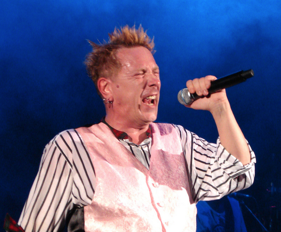 “Badante per amore”, Johnny Rotten dei Sex Pistols accudisce la moglie con Alzheimer 1